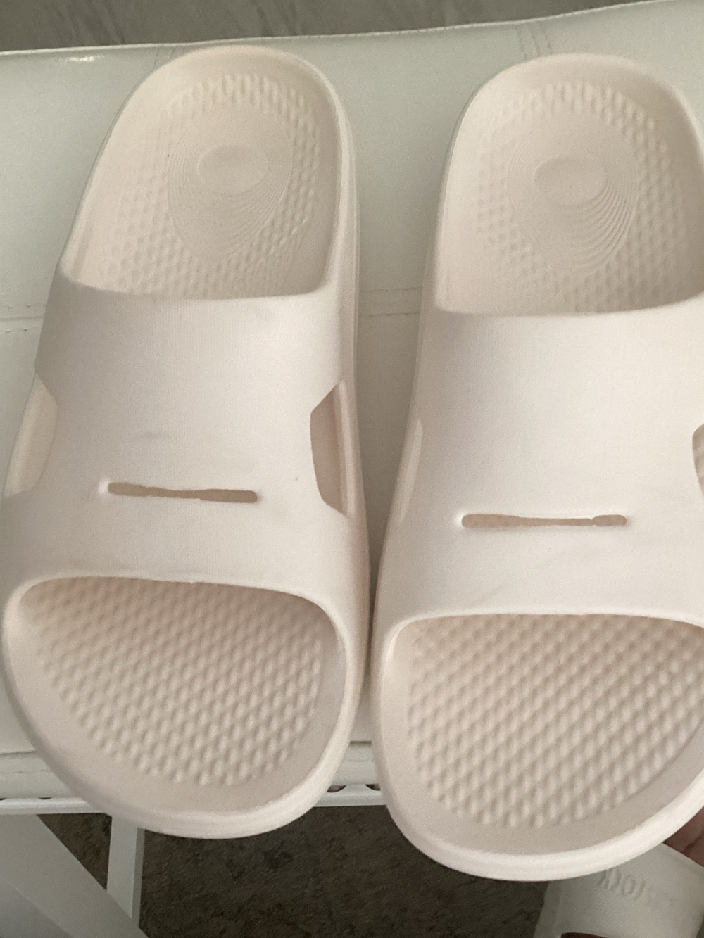 REVITALIGN Soft White Comfort Slide